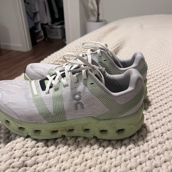 Woman's on Running - Picture 3 of 5